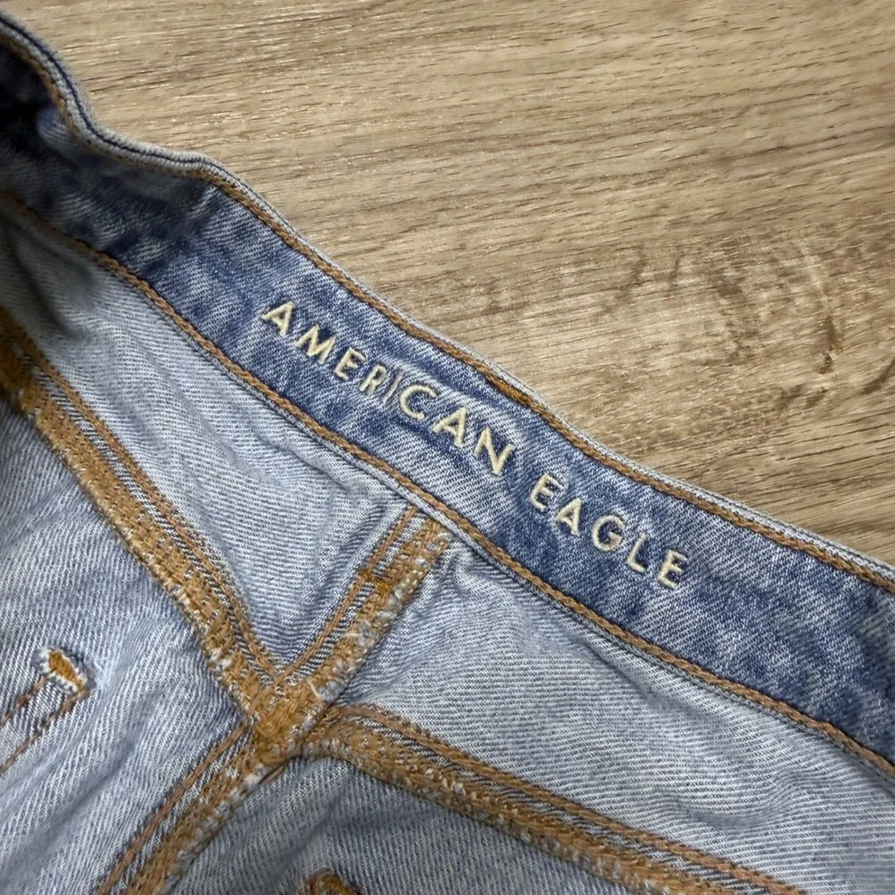 American Eagle Baggy Mom Shorts Light Wash Distressed Denim Size 6 Womens